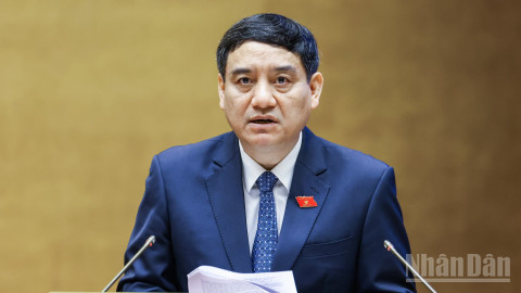 Chủ nhiệm Ủy ban Văn hóa và Xã hội Nguyễn Đắc Vinh trình bày Báo cáo thẩm tra. (Ảnh: DUY LINH)
