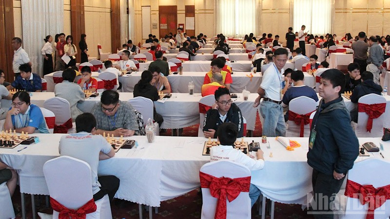 Các kỳ thủ đang tranh tài ngày khai mạc. (Ảnh: THANH TÂM)
