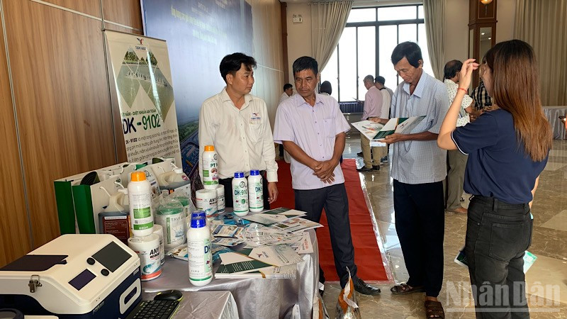 Các đại biểu tìm hiểu công nghệ nuôi tôm nước lợ tại diễn đàn. (Ảnh: THANH TÂM)