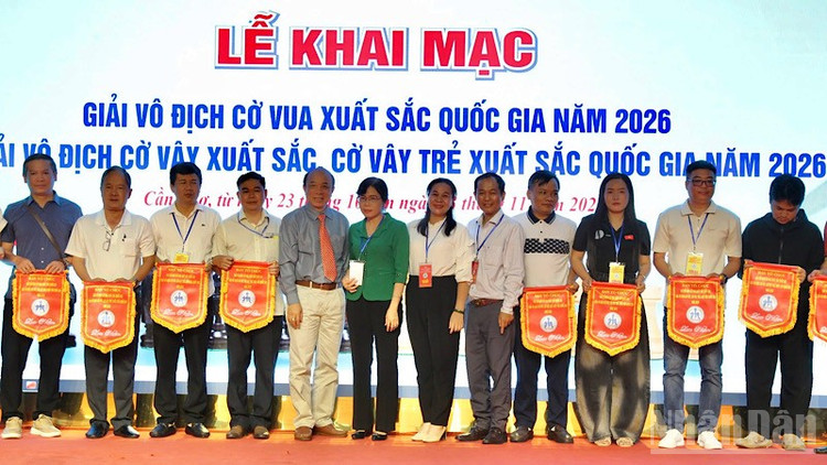Ban tổ chức tặng cờ lưu niệm cho các đơn vị tham gia giải. (Ảnh: THANH TÂM)
