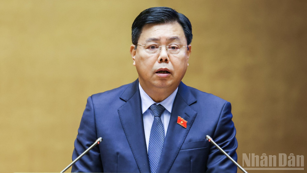 Bộ trưởng Nội vụ Nguyễn Tiến Hải trình bày Tờ trình. (Ảnh: DUY LINH)
