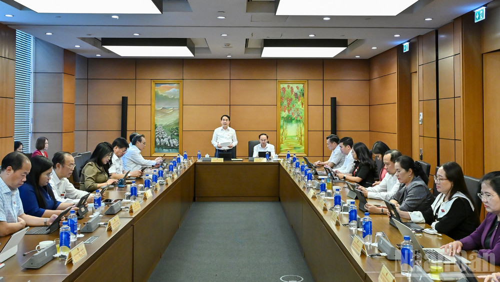 Quốc hội thảo luận tại tổ chiều 23/10. (Ảnh: THỦY NGUYÊN)