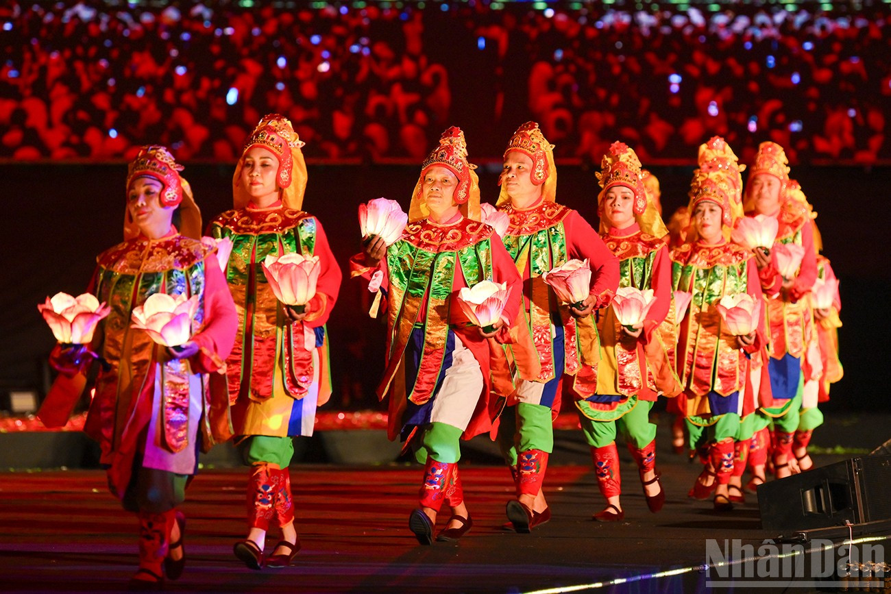 Tiết mục “Lục cúng hoa đăng”.
