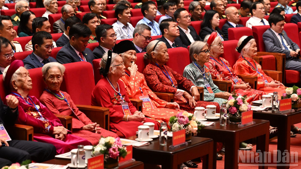 Các Mẹ Việt Nam Anh hùng dự Hội nghị tri ân người có công với cách mạng toàn quốc năm 2026. (Ảnh: TRẦN HẢI)
