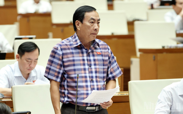 Đại biểu Phạm Văn Hòa (Đoàn Đồng Tháp) phát biểu tại hội trường. (Ảnh: DUY LINH)
