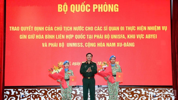 Trao quyết định của Chủ tịch nước cho các sĩ quan quân đội đi làm nhiệm vụ gìn giữ hòa bình Liên hợp quốc