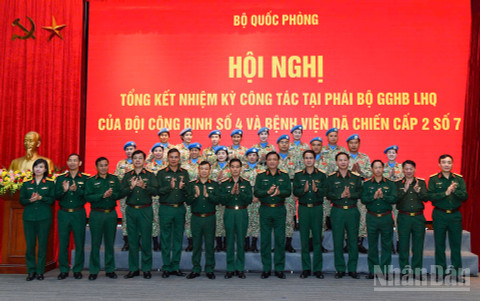 Thượng tướng Nguyễn Trường Thắng cùng các đại biểu tại sự kiện.
