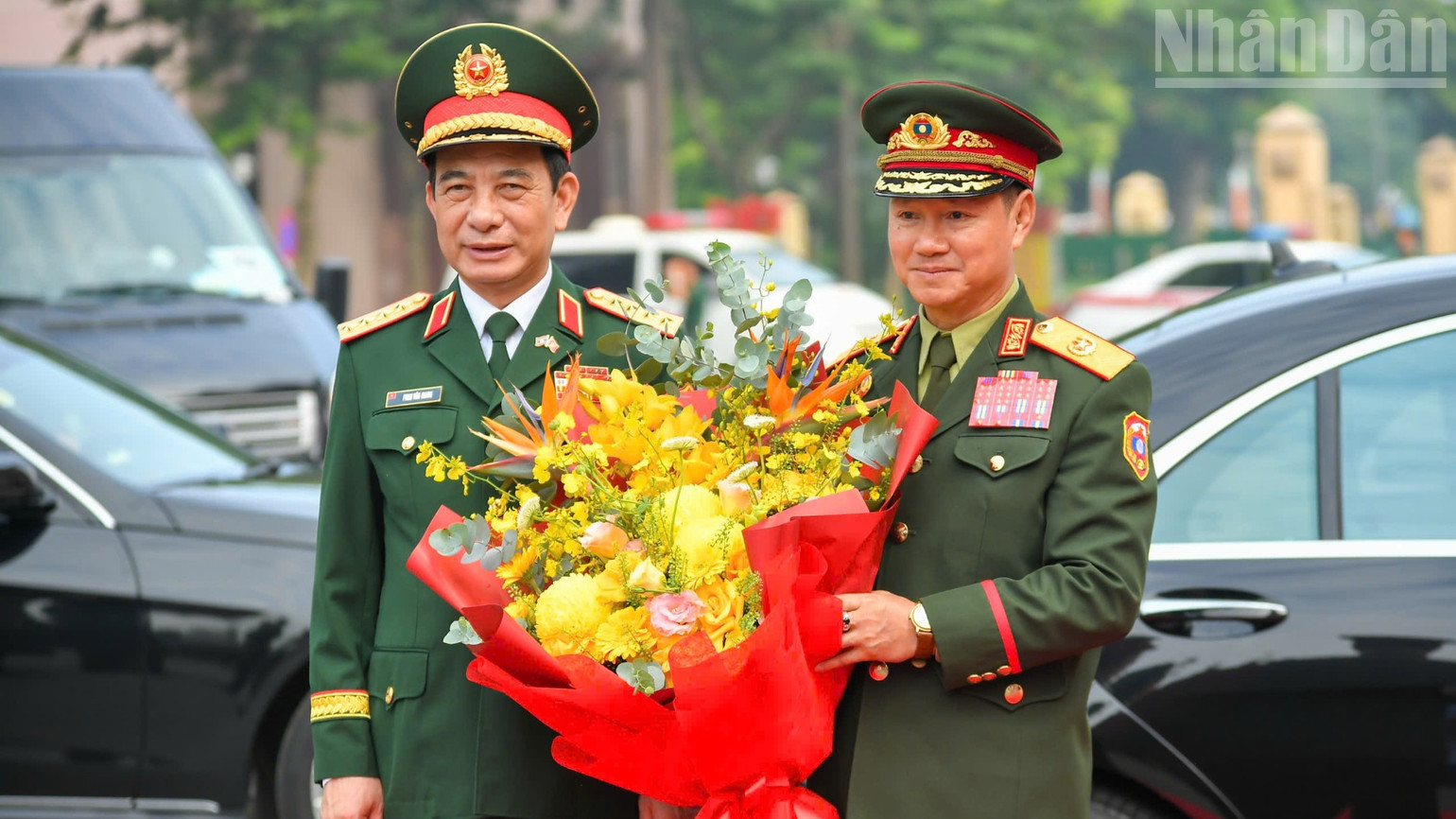 Đại tướng Phan Văn Giang đón Đại tướng Khamliang Outhakaysone.
