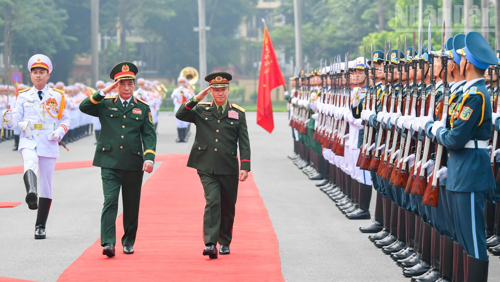 Đại tướng Phan Văn Giang và Đại tướng Khamliang Outhakaysone duyệt đội danh dự Quân đội nhân dân Việt Nam. (Ảnh: THẾ ĐẠI)
