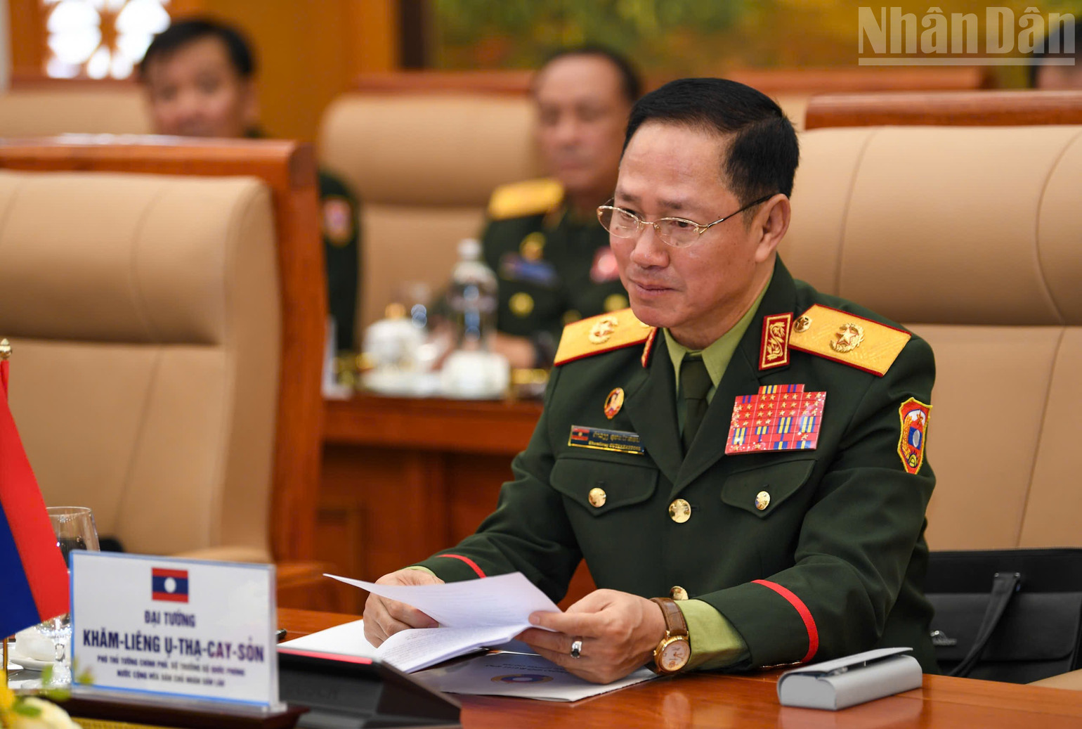 Đại tướng Khamliang Outhakaysone, Ủy viên Bộ Chính trị Ban Chấp hành Trung ương Đảng Nhân dân Cách mạng Lào, Phó Thủ tướng Chính phủ, Bộ trưởng Quốc phòng Lào phát biểu tại hội đàm.
