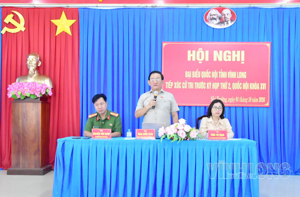 Đồng chí Trần Quốc Tuấn- Ủy viên Ban Thường vụ Tỉnh ủy, Giám đốc Sở Công Thương phát biểu tại buổi tiếp xúc cử tri ở Nhị Trường. Ảnh: Mỹ Nhân