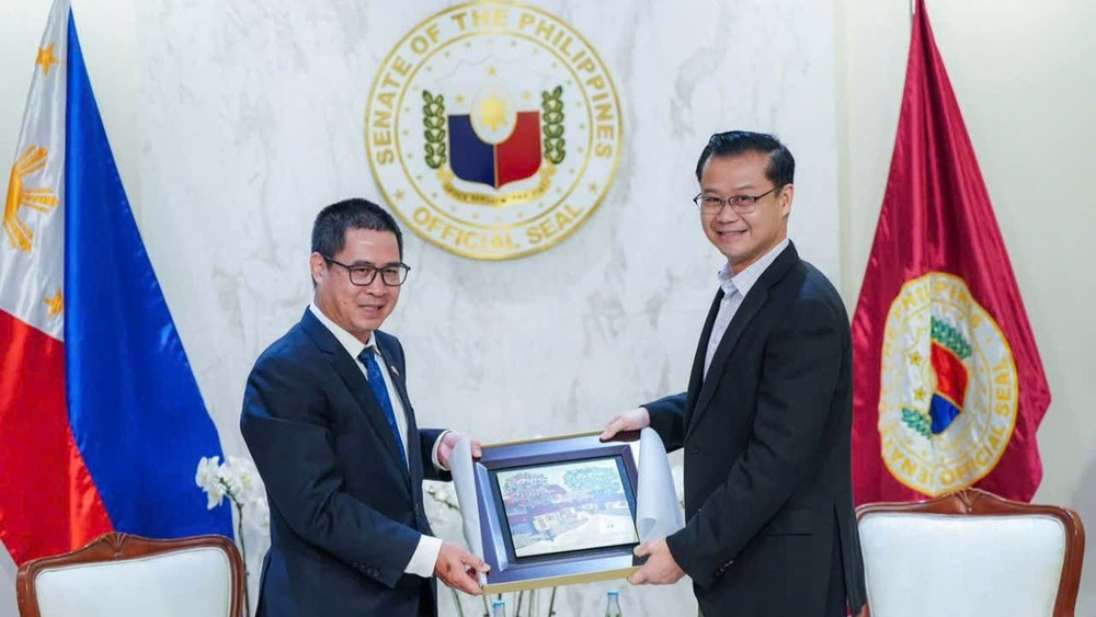 Đại sứ Lại Thái Bình trao quà kỷ niệm tặng Chủ tịch Thượng viện Sherwin T. Gatchalian. (Ảnh: Đại sứ Việt Nam tại Philippines cung cấp)
