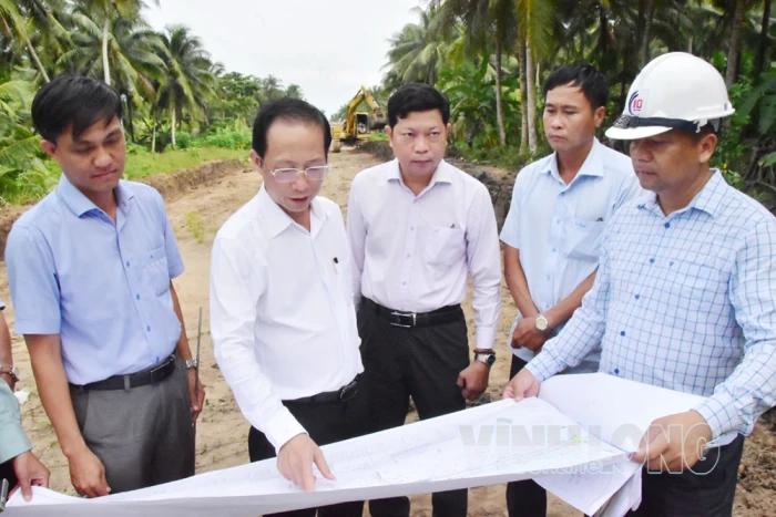 Phó Chủ tịch UBND tỉnh Nguyễn Trúc Sơn khảo sát tiến độ dự án xây dựng các cầu bắc qua sông