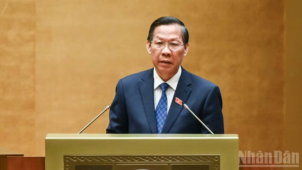 Chủ nhiệm Ủy ban Kinh tế và Tài chính Phan Văn Mãi trình bày Báo cáo thẩm tra về tình hình thực hiện Kế hoạch phát triển kinh tế-xã hội năm 2026 và dự kiến kế hoạch phát triển kinh tế-xã hội năm 2027. (Ảnh: DUY LINH)