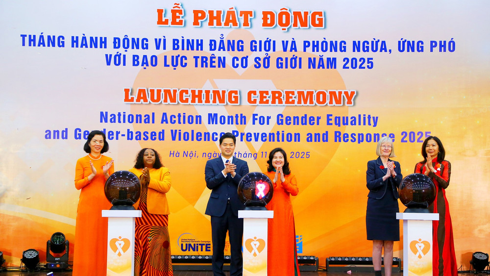 Các đại biểu thực hiện nghi thức phát động Tháng hành động vì bình đẳng giới và phòng ngừa, ứng phó với bạo lực trên cơ sở giới năm 2025. (Ảnh nhandan.vn)
