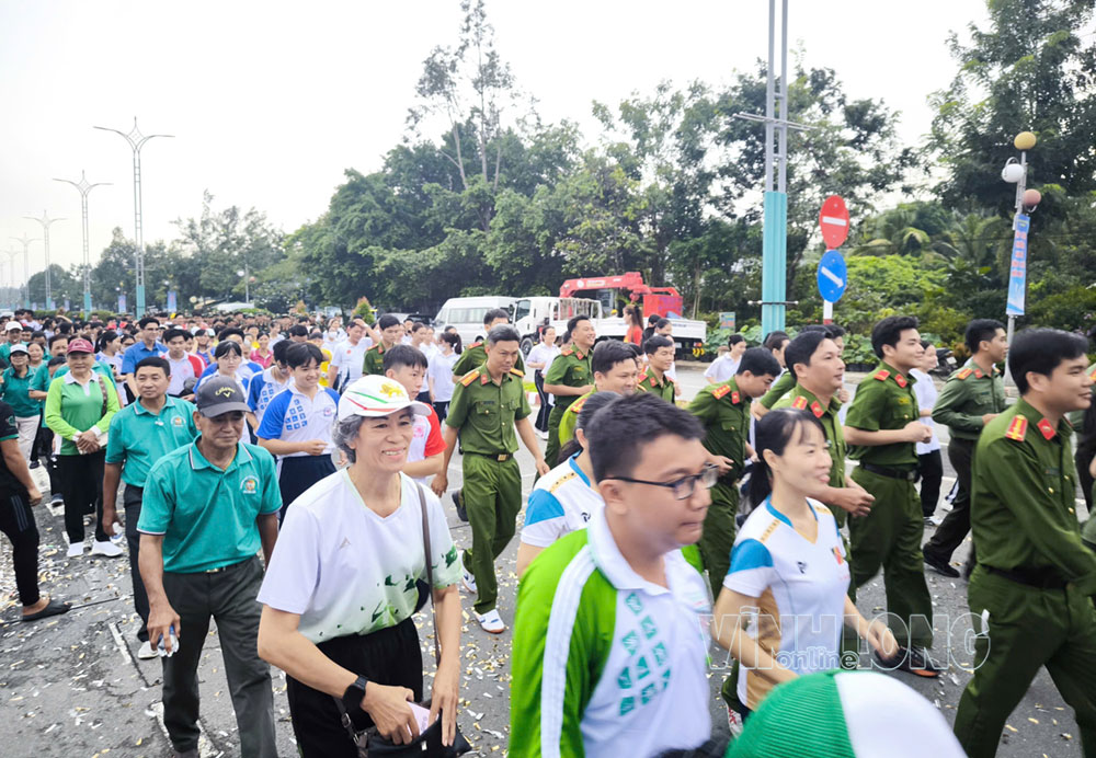 Đông đảo người dân tham gia chạy, đi bộ.