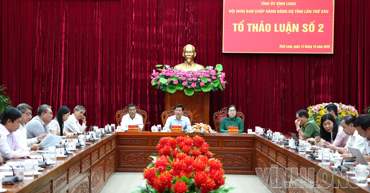 Phó Bí thư Thường trực Tỉnh ủy Nguyễn Mạnh Hùng chủ trì Tổ thảo luận số 2.
