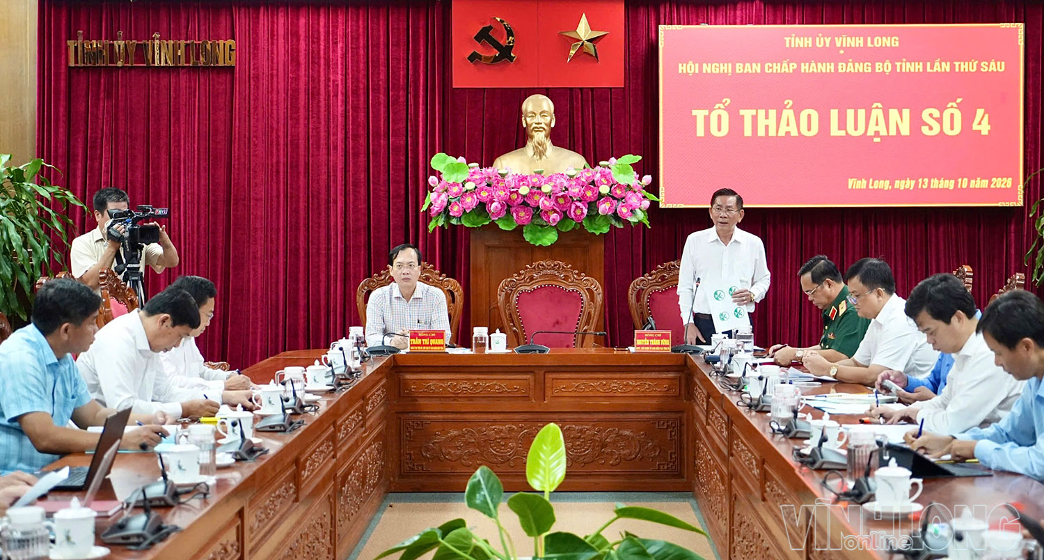 Phó Bí thư Tỉnh ủy, Chủ tịch UBND tỉnh Trần Trí Quang chủ trì Tổ thảo luận số 4.