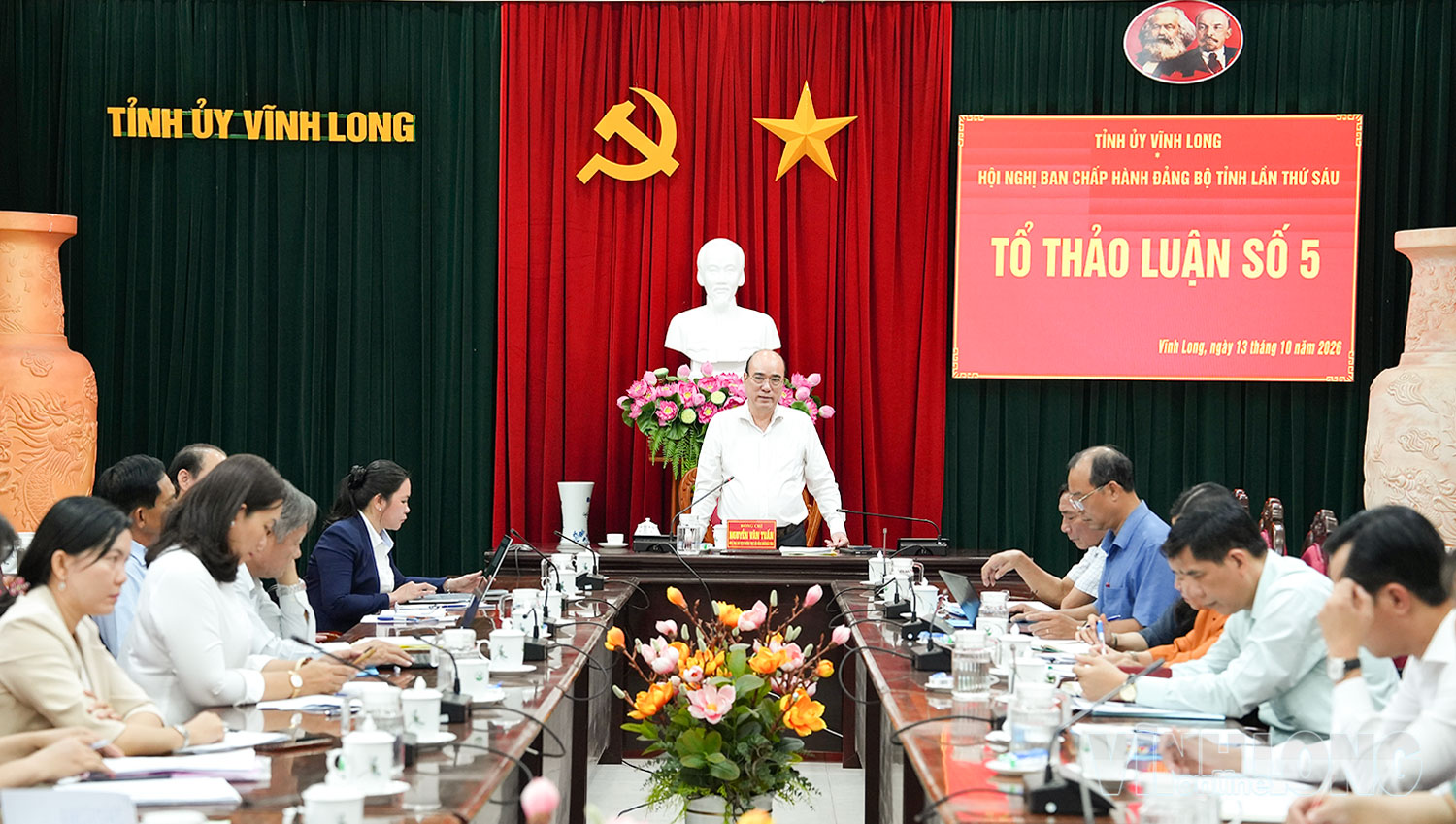 Phó Chủ tịch Thường trực HĐND tỉnh Nguyễn Văn Tuấn chủ trì Tổ thảo luận số 5.