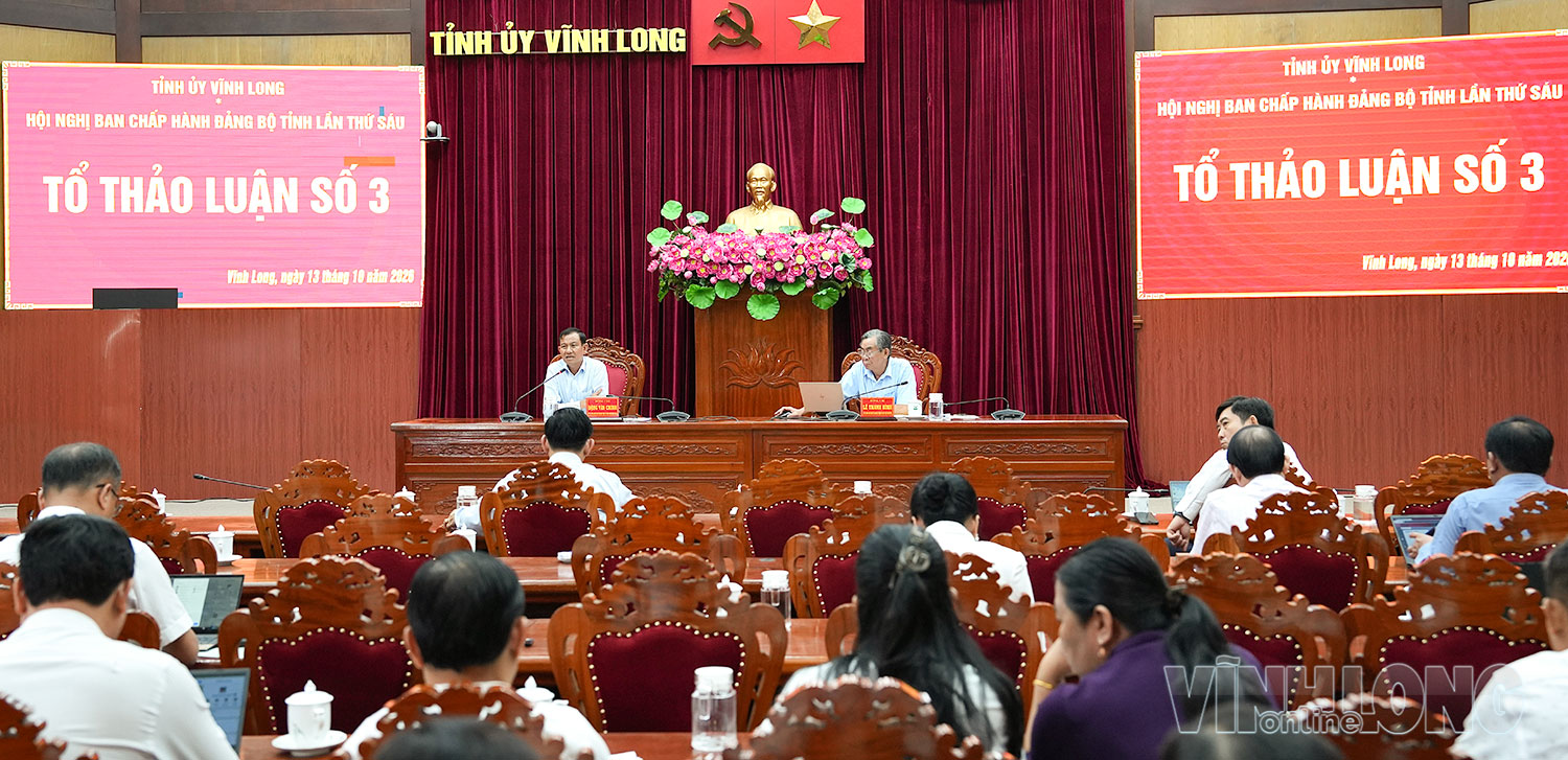 Phó Chủ tịch Thường trực UBND tỉnh Đặng Văn Chính chủ trì Tổ thảo luận số 3.