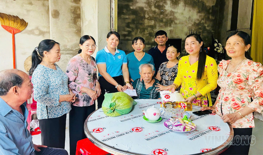 Tổ vận động mạnh thường quân hỗ trợ quà cho gia đình các chị em hội viên, phụ nữ có hoàn cảnh khó khăn, người già, bệnh tật trên địa bàn xã.