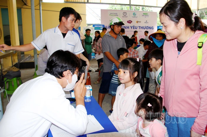 “Hành trình yêu thương” đến với gần 400 phụ nữ và trẻ em phường Long Châu