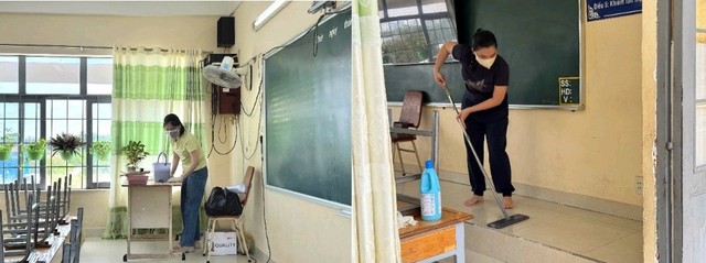 Vệ sinh trong lớp học ở trường Hai Bà Trưng xã Hiệp Phước, Thành phố Hồ Chí Minh