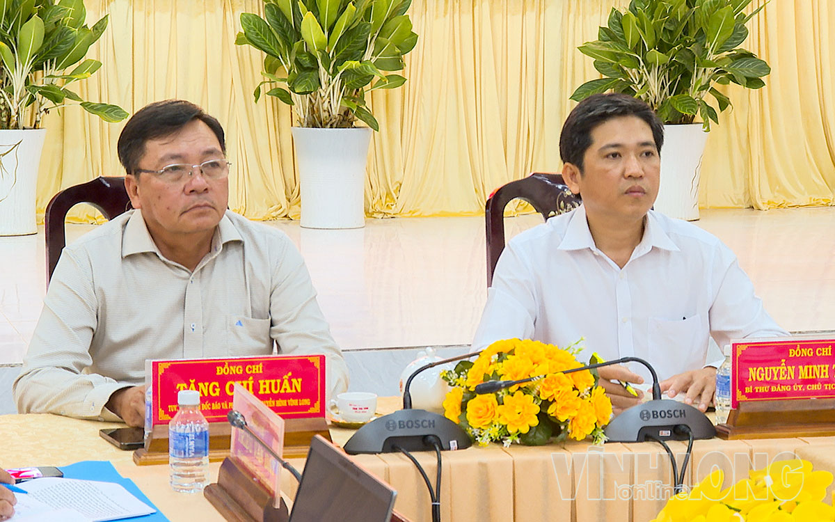 Đồng chí Tăng Chí Huấn- Tỉnh ủy viên, Phó Giám đốc Báo và Phát thanh, truyền hình Vĩnh Long (bên trái) và đồng chí Nguyễn Minh Thành- Bí thư Đảng ủy, Chủ tịch HĐND xã Tân Hòa tại Hội nghị.

