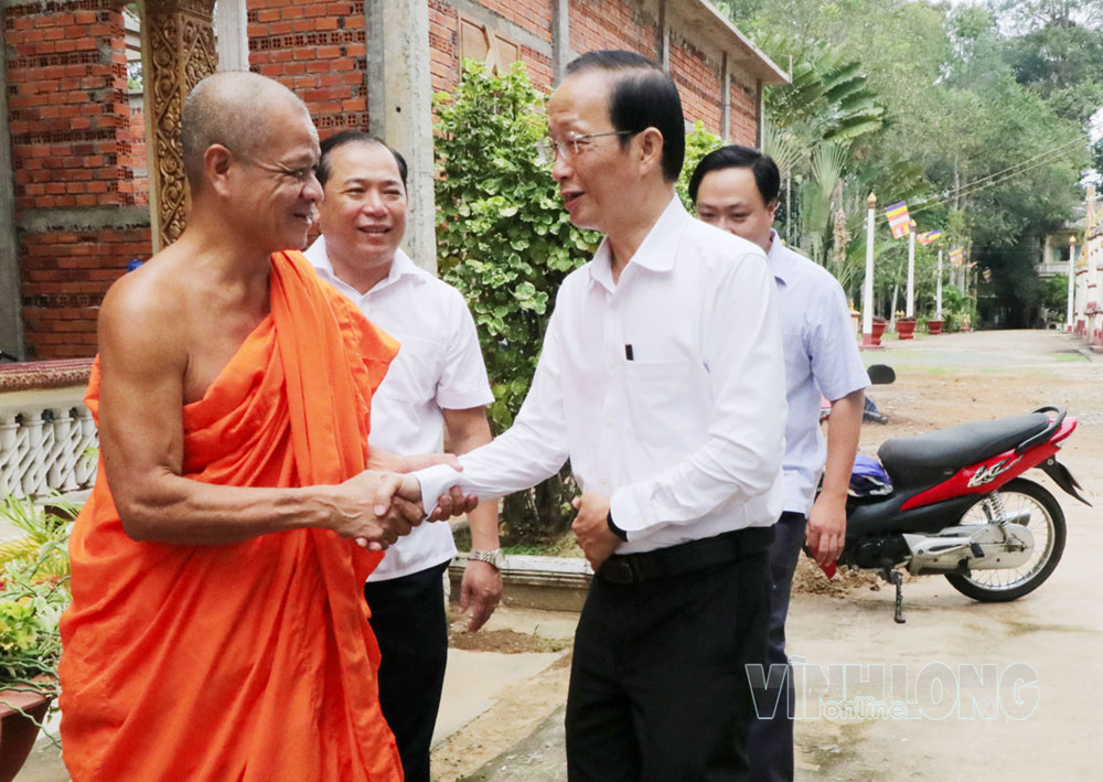 Phó Chủ tịch UBND tỉnh - Nguyễn Trúc Sơn thăm, chúc mừng Thượng tọa Thạch Bon - Sư cả chùa Phnôm Pênh, xã Tiểu Cần nhân dịp lễ Sêne Đôlta của đồng bào Khmer.