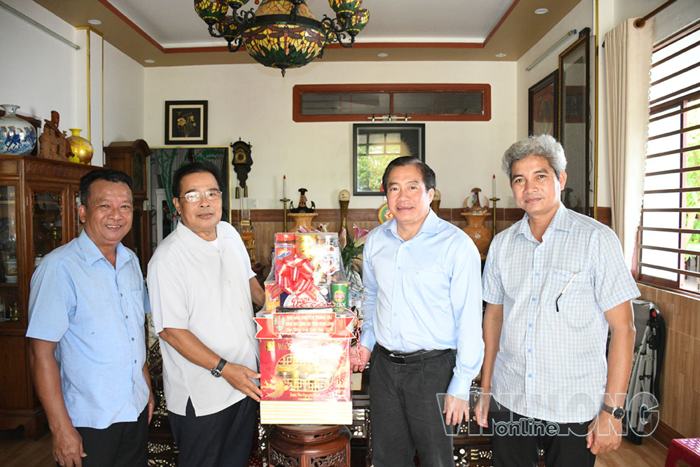 Thăm, tặng quà gia đình đồng chí Sơn Minh Thắng.