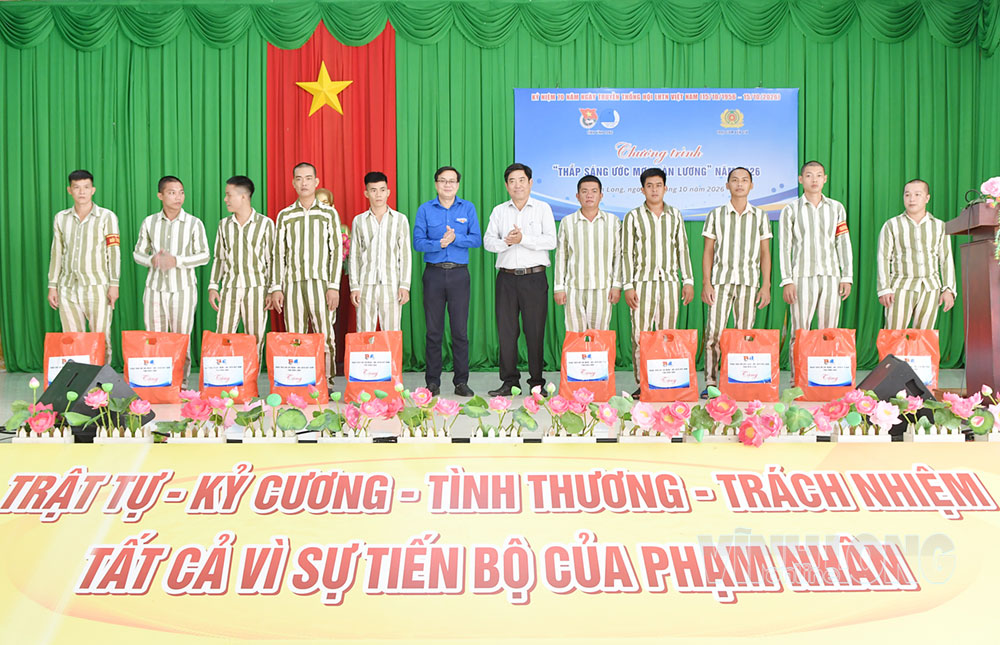 Ban tổ chức chương trình trao 20 phần quà cho những phạm nhân có sự cải tạo tốt trong thời gian qua.