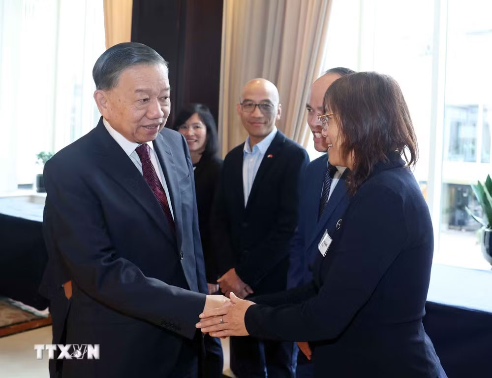 Tổng Bí thư, Chủ tịch nước Tô Lâm gặp gỡ chuyên gia, trí thức người Việt Nam tại Bỉ và Luxembourg - Ảnh: TTXVN