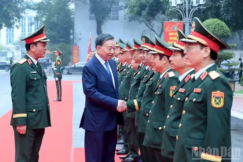Tổng Bí thư, Chủ tịch nước Tô Lâm với các đồng chí lãnh đạo, chỉ huy Bộ Tư lệnh Thủ đô Hà Nội. (Ảnh: ĐĂNG KHOA)