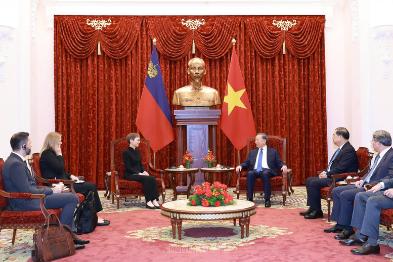 Tổng Bí thư, Chủ tịch nước Tô Lâm thông tin với Thủ tướng Brigitte Haas về định hướng phát triển của Việt Nam - Ảnh: chinhphu.vn/Nhật Bắc