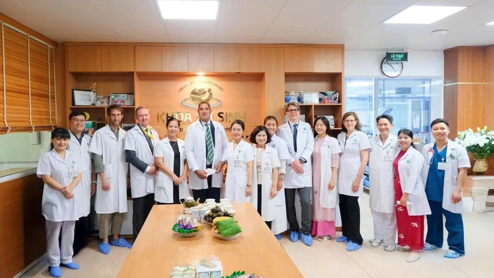 Đại sứ Thụy Điển tại Việt Nam Johan Ndisi đến thăm Bệnh viện Phụ Sản Hà Nội và chứng kiến lễ ký kết biên bản ghi nhớ hợp tác giữa bệnh viện với Viện Karolinska (Thụy Điển), hướng tới nâng cao chất lượng chăm sóc sức khỏe bà mẹ và trẻ sơ sinh, đặc biệt là trẻ sinh non. (Ảnh: Đại sứ quán Thụy Điển tại Việt Nam)
