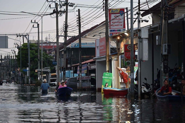 Người dân chèo thuyền ở khu vực Rom Klao thuộc quận Lat Krabang, phía đông Bangkok ngày 2/10/2026. ẢNH: Bangkok Metropolitan Administration