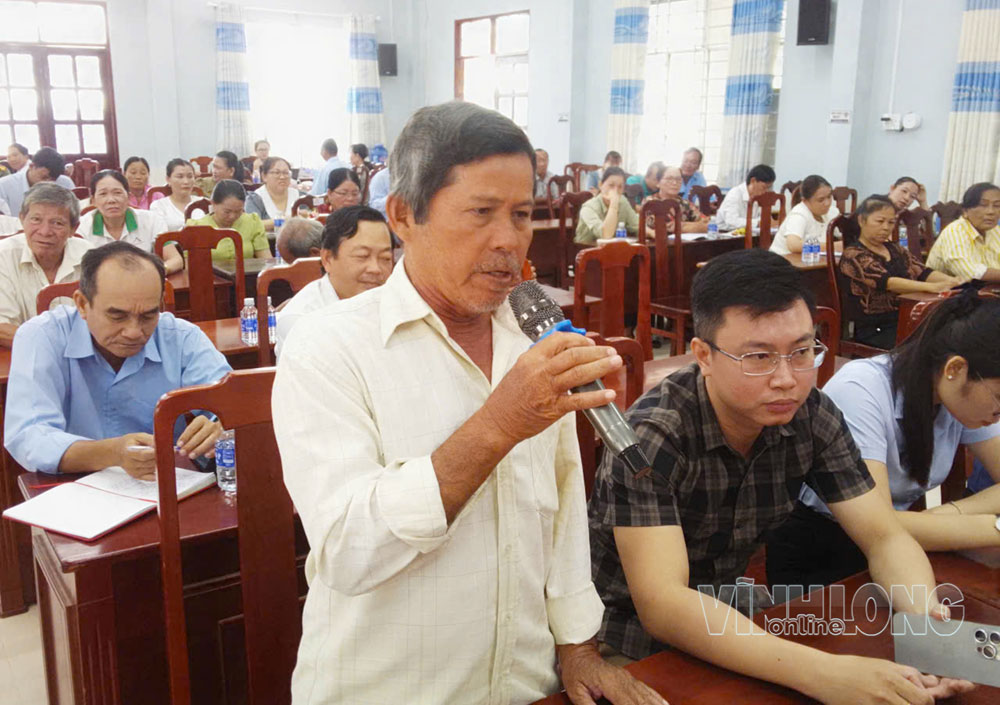 Cử tri xã Thạnh Trị nêu kiến nghị với ĐBQH tỉnh tại buổi tiếp xúc cử tri. Ảnh: Thành Lập