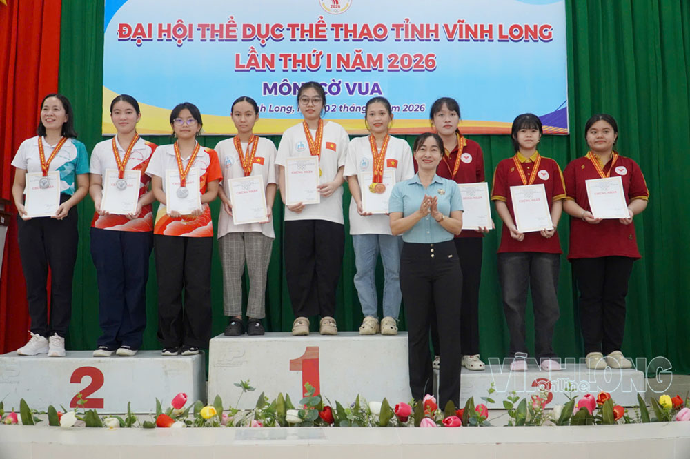 Bà Võ Thị Anh Thư - Phó Giám đốc Trung tâm Huấn luyện và Thi đấu Thể thao trao huy chương và giấy chứng nhận cho các VĐV nội dung đồng đội nữ.