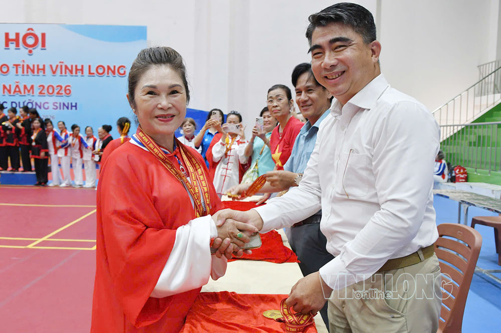 Ông Nguyễn Trung Kiên- Phó Chủ tịch Thường trực Hội đồng Thể dục dưỡng sinh Việt Nam trao huy chương cho các đội thi xuất sắc.