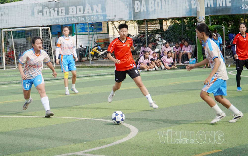 Đội Cụm 9 - An Hội (áo cam xanh) và đội Đại học Cửu Long (áo đỏ) thi đấu vòng loại.