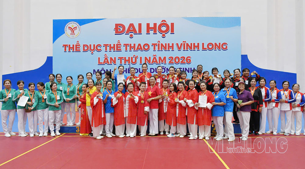 Bà Nguyễn Thị Nghiệp- Chủ tịch Hội Thể dục tỉnh Vĩnh Long (giữa) trao giấy chứng nhận cho các đội thi Bài tự chọn.