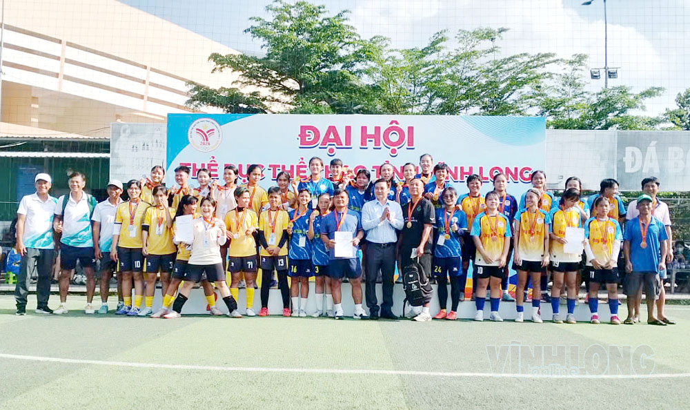 Ban Tổ chức Đại hội Thể dục thể thao tỉnh Vĩnh Long lần thứ I trao giải và chụp ảnh lưu niệm cùng 3 đội đạt huy chương tại nội dung bóng đá nữ.