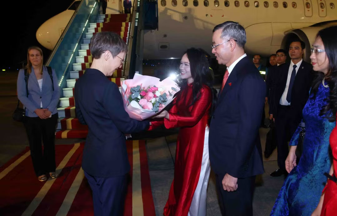 Bộ trưởng Tài chính Ngô Văn Tuấn đón Thủ tướng Công quốc Liechtenstein Brigitte Haas tại sân bay quốc tế Nội Bài, Hà Nội. (Ảnh: TTXVN)