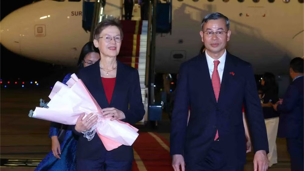 Bộ trưởng Tài chính Ngô Văn Tuấn đón Thủ tướng Công quốc Liechtenstein Brigitte Haas tại sân bay quốc tế Nội Bài, Hà Nội. (Ảnh: TTXVN)