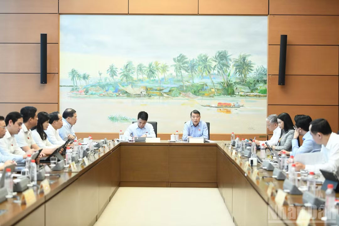 Quang cảnh phiên thảo luận ở Tổ 3. (Ảnh: DUY LINH)