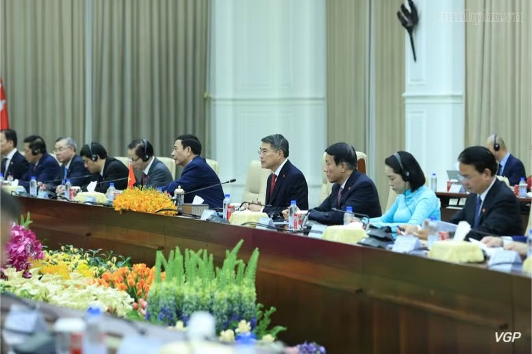 Thủ tướng Lê Minh Hưng khẳng định Việt Nam luôn coi trọng và sẽ cùng Campuchia gìn giữ, phát huy truyền thống đoàn kết, gắn bó giữa hai dân tộc. (Ảnh: chinhphu.vn/Nhật Bắc)
