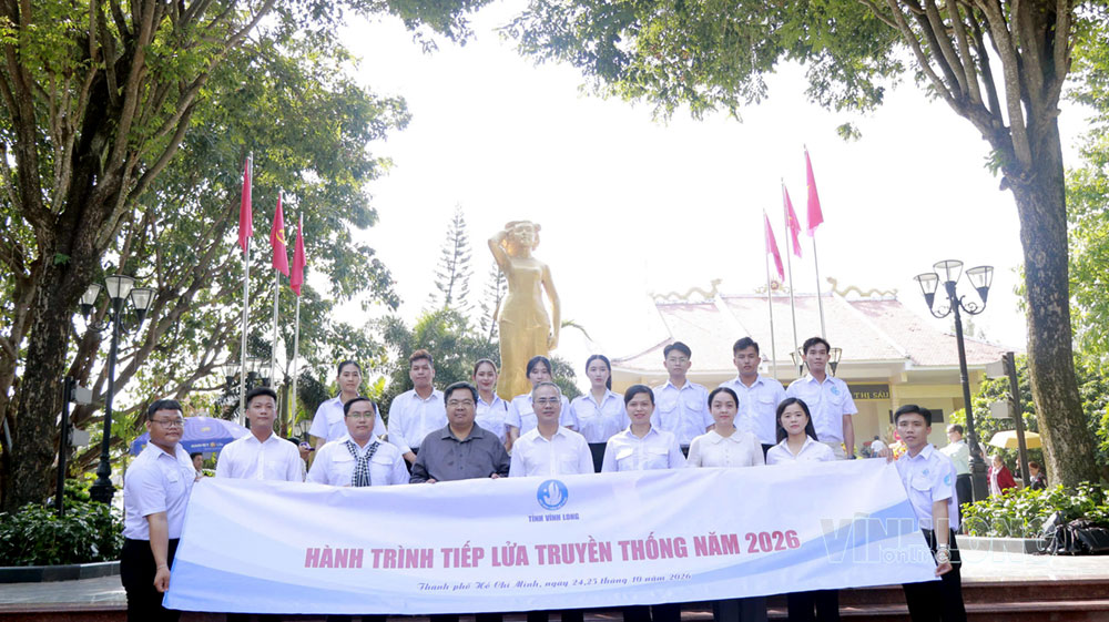 Đoàn đại biểu chụp ảnh lưu niệm tại Tượng đài Anh hùng liệt sĩ Võ Thị Sáu (xã Đất Đỏ, TP Hồ Chí Minh).