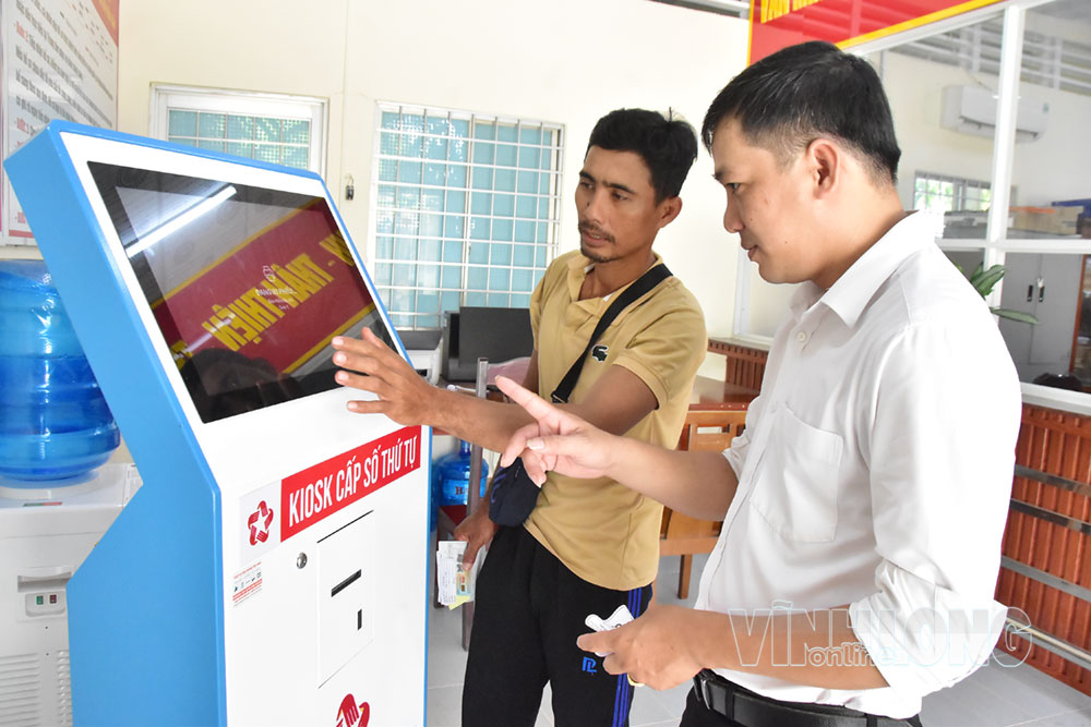 Người dân lấy số thứ tự tự động khi thực hiện TTHC tại xã Tiểu Cần.