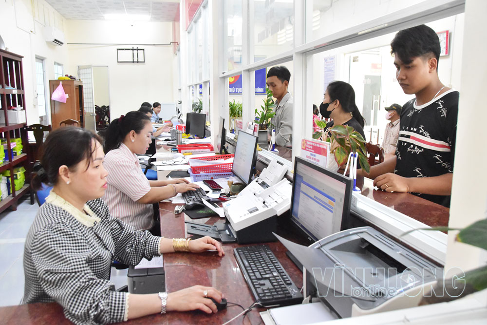Người dân thực hiện TTHC tại Trung tâm Phục vụ hành chính công xã Tiểu Cần.