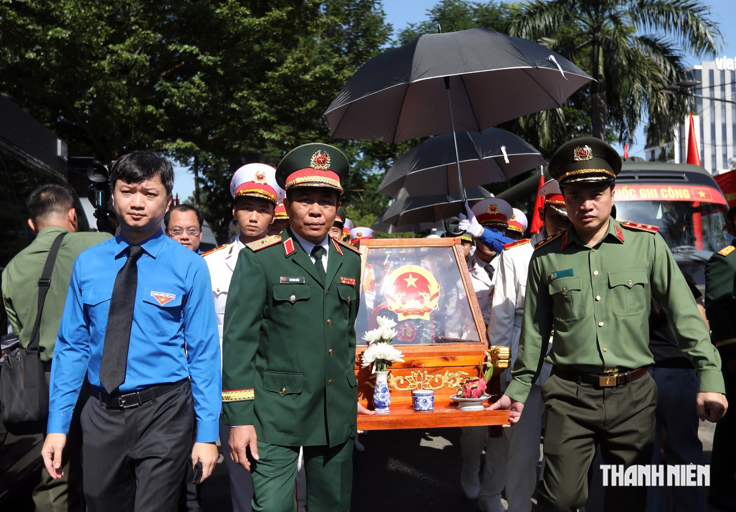 Anh Nguyễn Minh Triết, Ủy viên dự khuyết Ban Chấp hành Trung ương Đảng, Bí thư Thường trực Trung ương Đoàn; thiếu tướng Vũ Văn Điền, Tư lệnh Bộ Tư lệnh TP.HCM và trung tướng Mai Hoàng, Giám đốc Công an TP.HCM di quan hài cốt liệt sĩ.

ẢNH: NGỌC DƯƠNG

